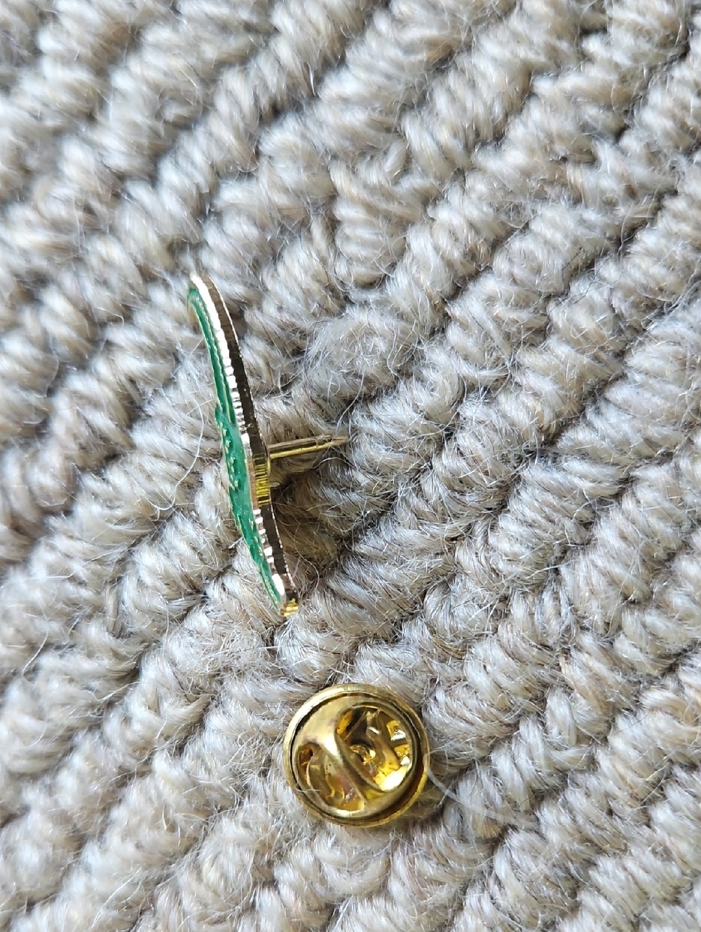 Vintage green enamel Lacoste crocodile Aligator logo lapel pin - Picture 2 of 2